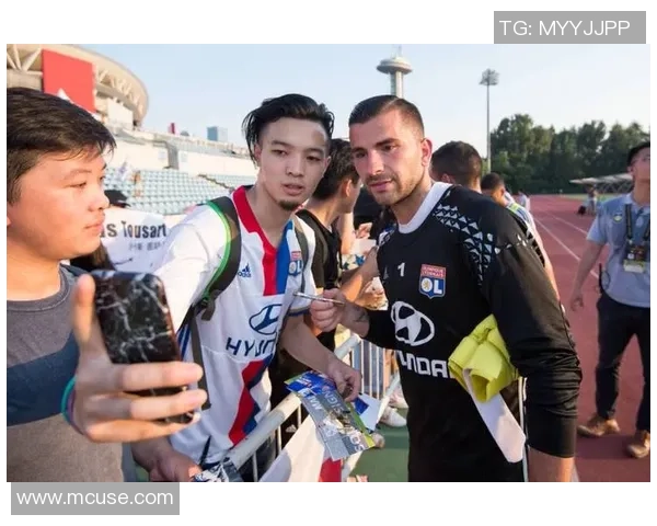 足球明星中国行精彩瞬间回顾与球迷互动热情洋溢的美好时刻 足球明星中国行精彩瞬间回顾与球迷互动热情洋溢的美好时刻