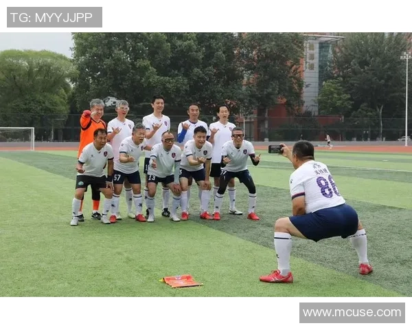 足球明星们齐聚一堂互相合照展现友谊与团结的精彩瞬间 足球明星们齐聚一堂互相合照展现友谊与团结的精彩瞬间